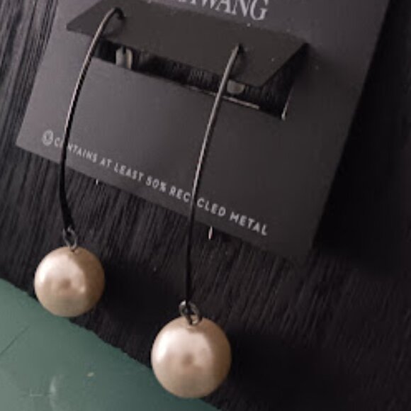 VERA WANG Mod/Contemporary Gunmetal Ivory Pearl Drop Threader Earrings**NEW! - Picture 3 of 3